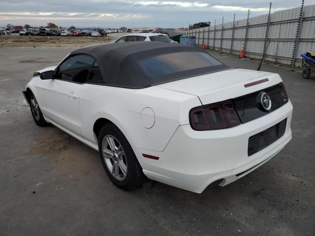 1ZVBP8EM4D5227308 - 2013 FORD MUSTANG WHITE photo 2