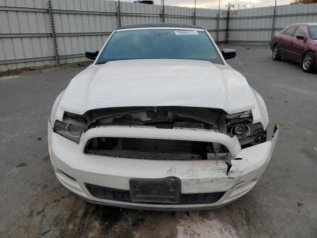 1ZVBP8EM4D5227308 - 2013 FORD MUSTANG WHITE photo 5