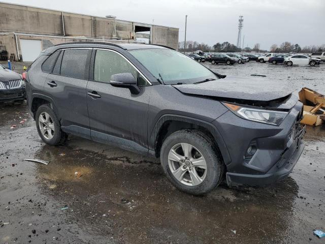 JTMP1RFV4KJ006710 - 2019 TOYOTA RAV4 XLE GRAY photo 4