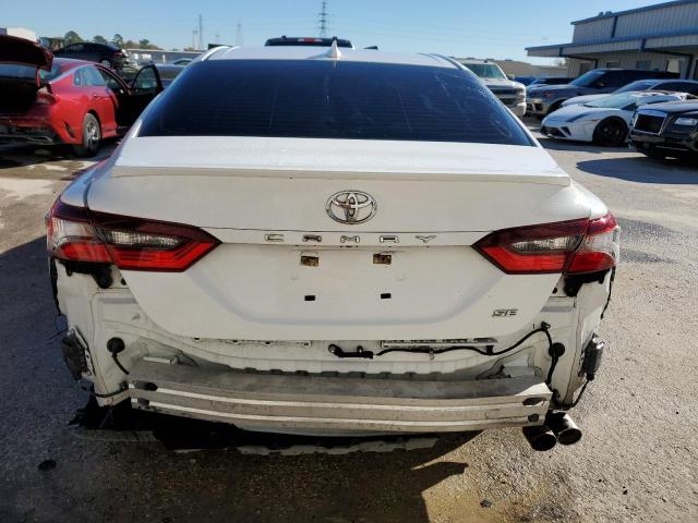 4T1T11AK2MU512577 - 2021 TOYOTA CAMRY SE WHITE photo 6