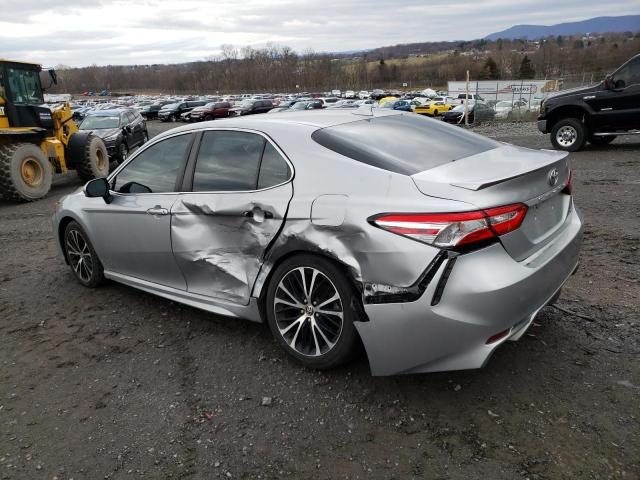 4T1G11AK1LU948336 - 2020 TOYOTA CAMRY SE SILVER photo 2