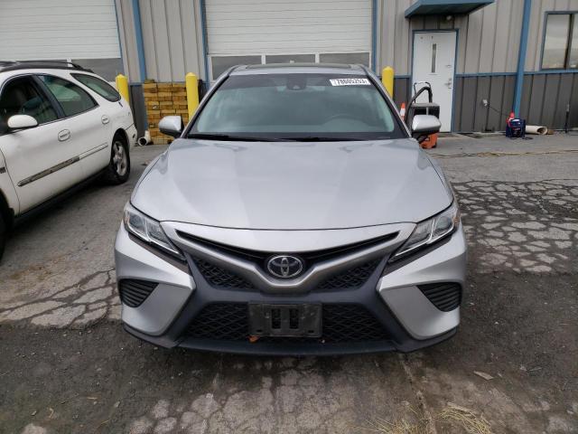 4T1G11AK1LU948336 - 2020 TOYOTA CAMRY SE SILVER photo 5