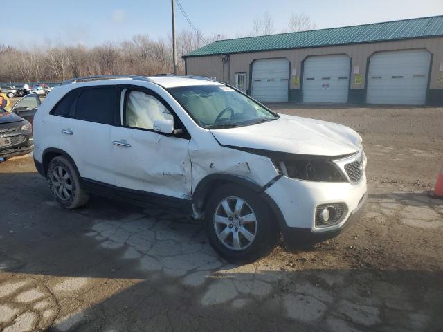 5XYKTCA64DG375443 - 2013 KIA SORENTO LX WHITE photo 4