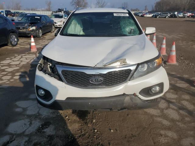 5XYKTCA64DG375443 - 2013 KIA SORENTO LX WHITE photo 5