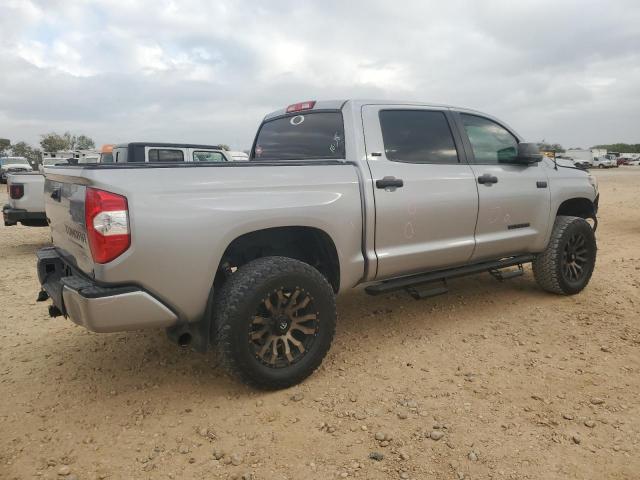 5TFDY5F13JX690598 - 2018 TOYOTA TUNDRA CREWMAX SR5 SILVER photo 3