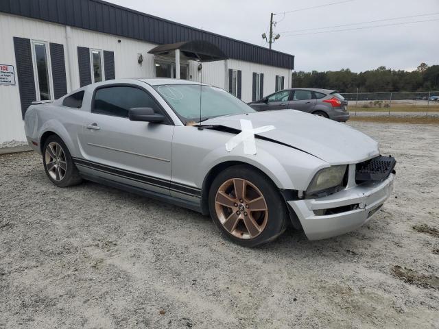 1ZVFT80N375251956 - 2007 FORD MUSTANG SILVER photo 4