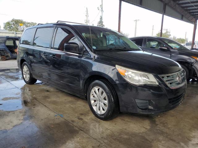 2C4RVABG4DR724875 - 2013 VOLKSWAGEN ROUTAN SE BLACK photo 4