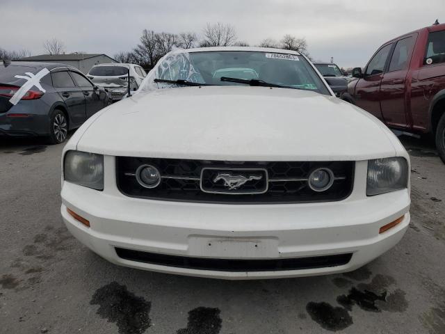 1ZVFT80N075359564 - 2007 FORD MUSTANG WHITE photo 5