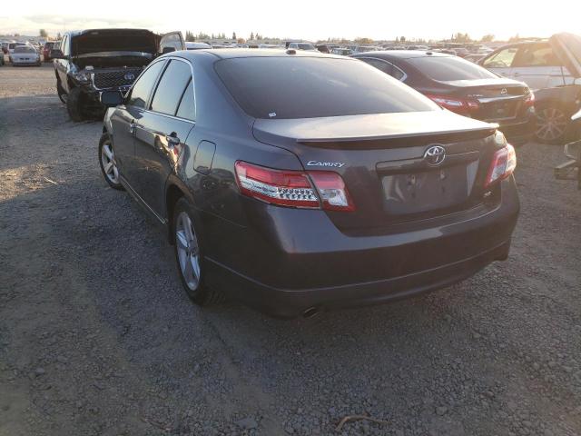 4T1BF3EK8BU725792 - 2011 TOYOTA CAMRY BASE GRAY photo 2