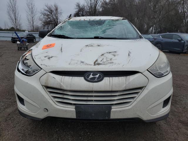 KM8JT3AC4DU625985 - 2013 HYUNDAI TUCSON GL WHITE photo 5