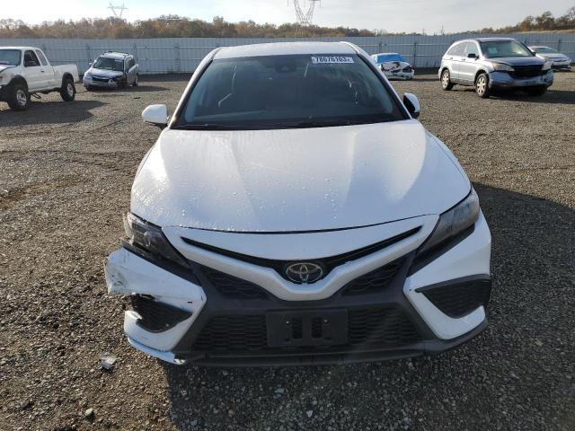 4T1G11AK3RU846481 - 2024 TOYOTA CAMRY SE NIGHT SHADE WHITE photo 5