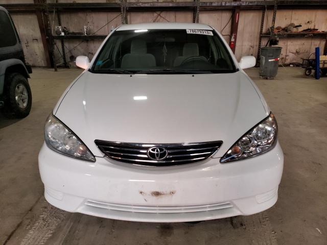 4T1BE32K05U425742 - 2005 TOYOTA CAMRY LE WHITE photo 5