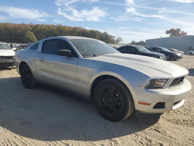 1ZVBP8AN2A5156359 - 2010 FORD MUSTANG SILVER photo 4