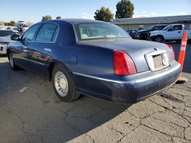 1LNHM81W12Y608960 - 2002 LINCOLN TOWN CAR EXECUTIVE BLUE photo 2