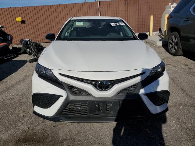 4T1T11AK1PU181284 - 2023 TOYOTA CAMRY SE NIGHT SHADE WHITE photo 5