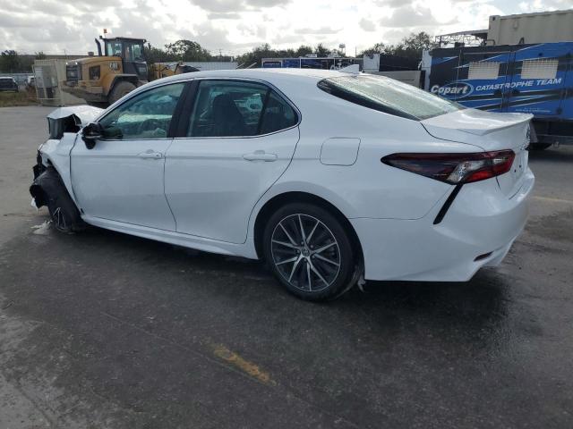 4T1G11AK3PU121749 - 2023 TOYOTA CAMRY SE NIGHT SHADE WHITE photo 2