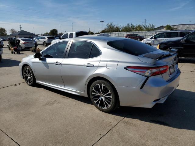 4T1B11HK2JU089917 - 2018 TOYOTA CAMRY L SILVER photo 2