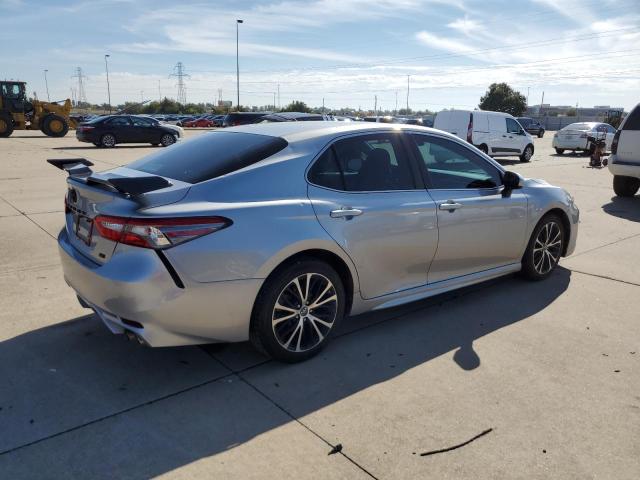 4T1B11HK2JU089917 - 2018 TOYOTA CAMRY L SILVER photo 3