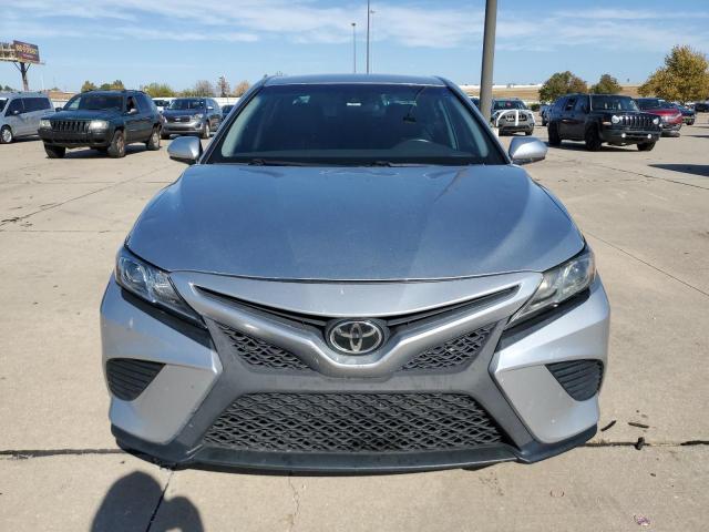 4T1B11HK2JU089917 - 2018 TOYOTA CAMRY L SILVER photo 5
