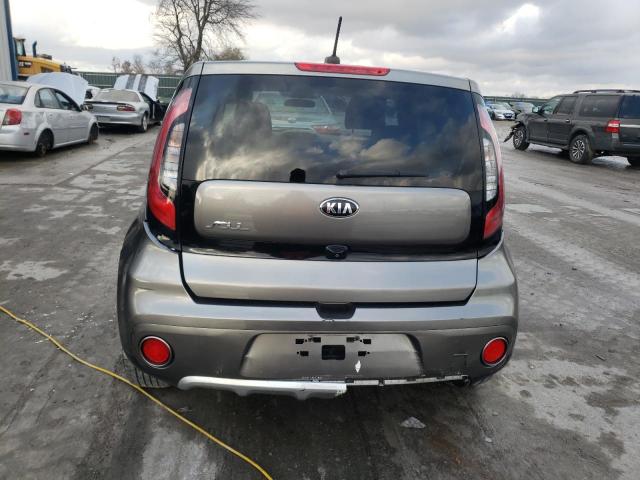 KNDJP3A56J7518845 - 2018 KIA SOUL + GRAY photo 6