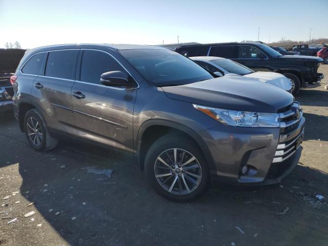 5TDJZRFH3KS928168 - 2019 TOYOTA HIGHLANDER SE GRAY photo 4