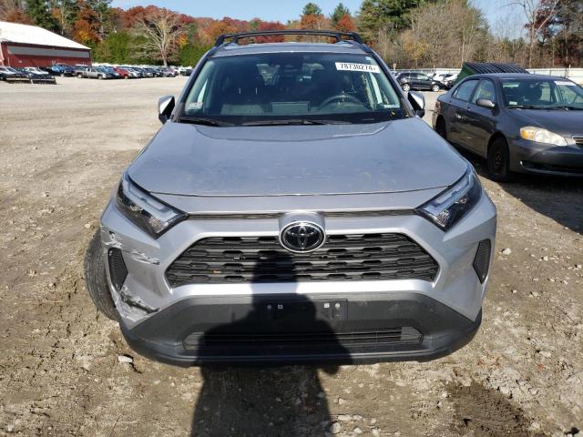 2T3W1RFVXPC231610 - 2023 TOYOTA RAV4 XLE SILVER photo 5