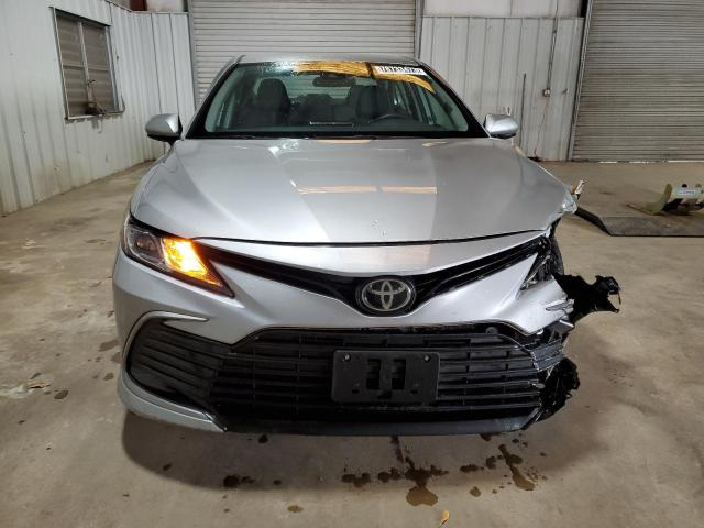 4T1C11AK8MU452675 - 2021 TOYOTA CAMRY LE SILVER photo 5