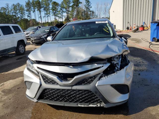 4T1B11HK6JU140349 - 2018 TOYOTA CAMRY L SILVER photo 5