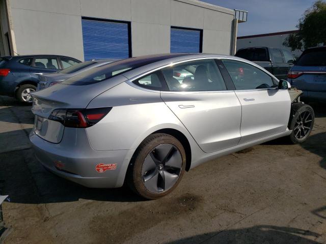 5YJ3E1EA2JF008724 - 2018 TESLA MODEL 3 SILVER photo 3