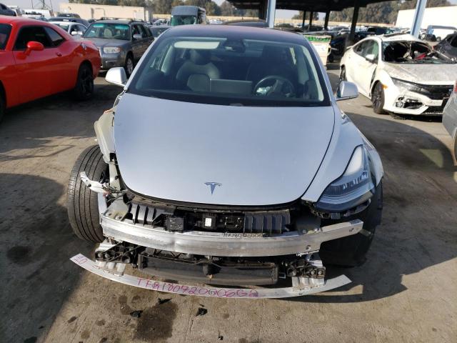 5YJ3E1EA2JF008724 - 2018 TESLA MODEL 3 SILVER photo 5