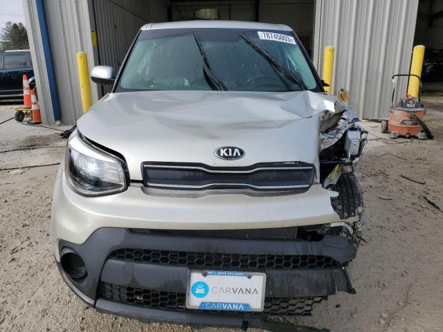 KNDJN2A29H7461010 - 2017 KIA SOUL SILVER photo 5