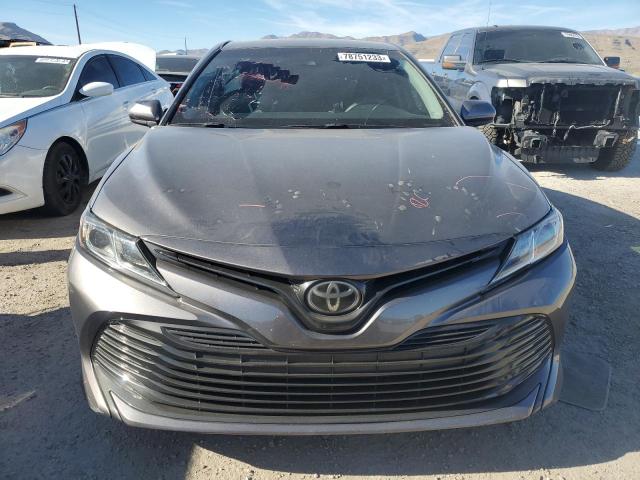 4T1B11HK3JU613396 - 2018 TOYOTA CAMRY L GRAY photo 5