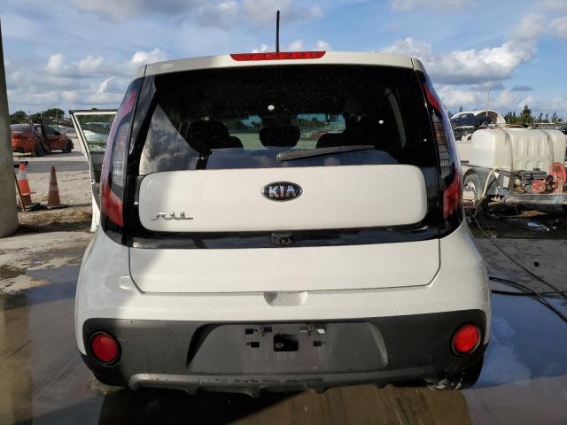 KNDJN2A29K7921726 - 2019 KIA SOUL WHITE photo 6