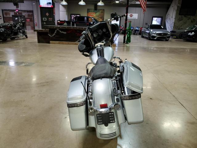 1HD1KRM19FB701895 - 2015 HARLEY-DAVIDSON FLHXS STREET GLIDE SPECIAL SILVER photo 4