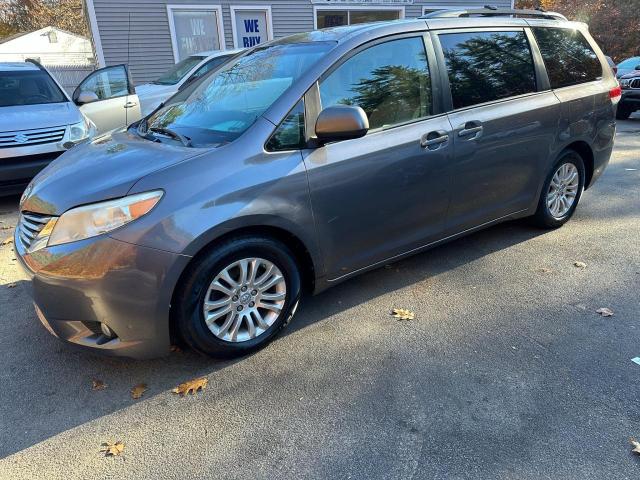 5TDYK3DC6BS117262 - 2011 TOYOTA SIENNA XLE BLUE photo 2