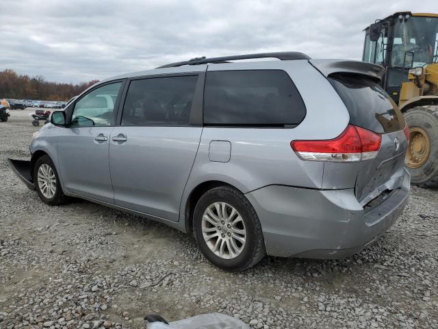 5TDYK3DC6CS184963 - 2012 TOYOTA SIENNA XLE SILVER photo 2