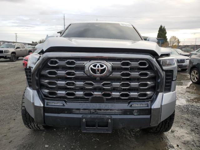 5TFNA5EC1PX018253 - 2023 TOYOTA TUNDRA CREWMAX PLATINUM ვერცხლისფერი ფოტო 5