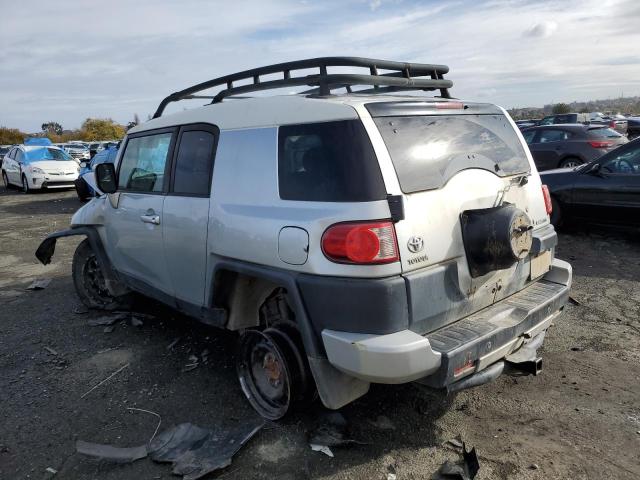 JTEBU11F570057659 - 2007 TOYOTA FJ CRUISER SILVER photo 2