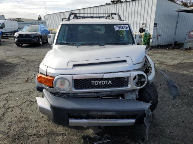 JTEBU11F570057659 - 2007 TOYOTA FJ CRUISER SILVER photo 5