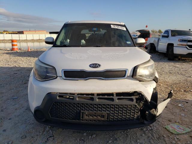 KNDJN2A27F7112781 - 2015 KIA SOUL WHITE photo 5