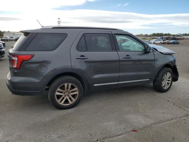 1FM5K8DHXJGC50476 - 2018 FORD EXPLORER XLT GRAY photo 3