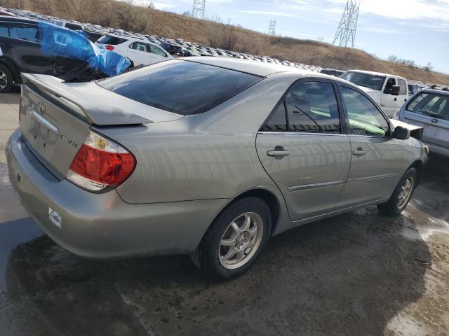 4T1BE32K05U597821 - 2005 TOYOTA CAMRY LE SILVER photo 3