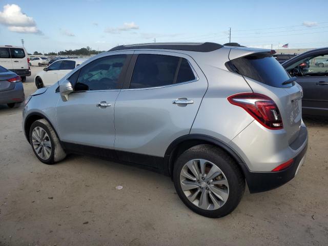 KL4CJASB7JB552626 - 2018 BUICK ENCORE PREFERRED Srebrny zdjęcie 2