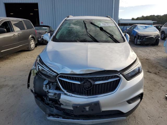KL4CJASB7JB552626 - 2018 BUICK ENCORE PREFERRED Srebrny zdjęcie 5