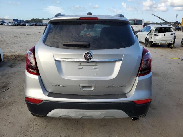 KL4CJASB7JB552626 - 2018 BUICK ENCORE PREFERRED Srebrny zdjęcie 6