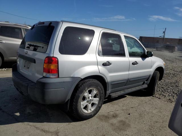 1FMYU93105DA26559 - 2005 FORD ESCAPE XLT SILVER photo 3