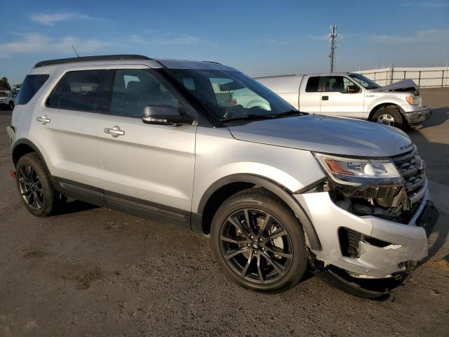 1FM5K8DH4JGC73459 - 2018 FORD EXPLORER XLT SILVER photo 4