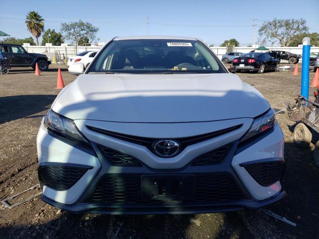 4T1G11AK9PU184337 - 2023 TOYOTA CAMRY SE NIGHT SHADE WHITE photo 5