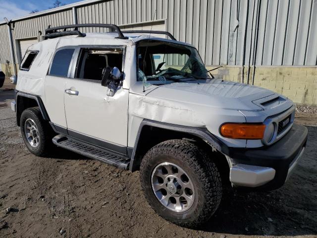 JTEBU4BF6BK109569 - 2011 TOYOTA FJ CRUISER WHITE photo 4