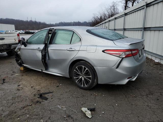 4T1B11HK5JU147552 - 2018 TOYOTA CAMRY L SILVER photo 2